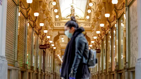 Una mujer pasea por Bruselas con mascarilla Una mujer pasea por Bruselas con mascarilla