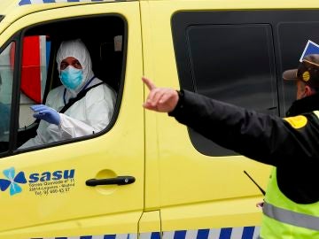 Una ambulancia accede al recinto ferial de Ifema en Madrid