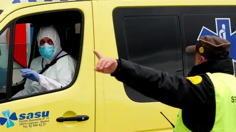 Una ambulancia accede al recinto ferial de Ifema en Madrid Una ambulancia accede al recinto ferial de Ifema en Madrid