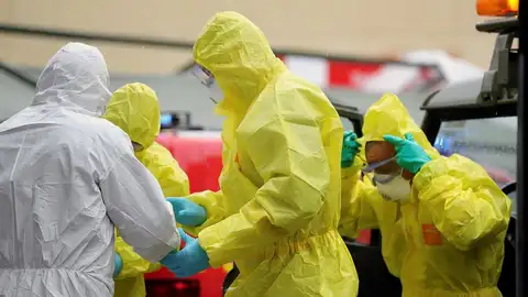 Personal sanitario con trajes de protección en el Hospital Gregorio Marañón Personal sanitario con trajes de protección en el Hospital Gregorio Marañón