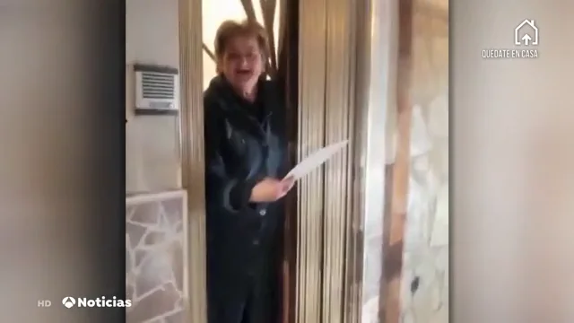 Abuela conoce a nieta por foto