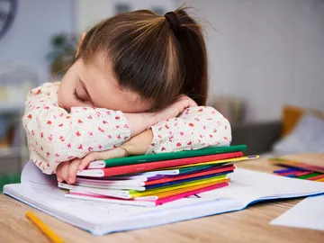 Niña aburrida Niña aburrida