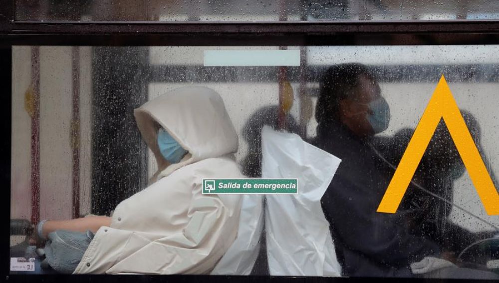 Un paciente es trasladado en autobús al Gregorio Marañón.