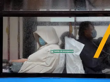 Un paciente es trasladado en autobús al Gregorio Marañón. Un paciente es trasladado en autobús al Gregorio Marañón.