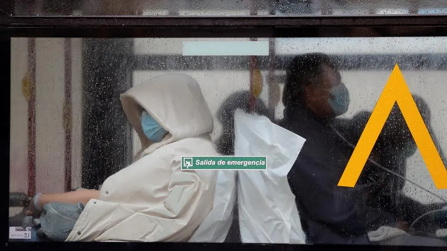 Un paciente es trasladado en autob&uacute;s al Gregorio Mara&ntilde;&oacute;n.