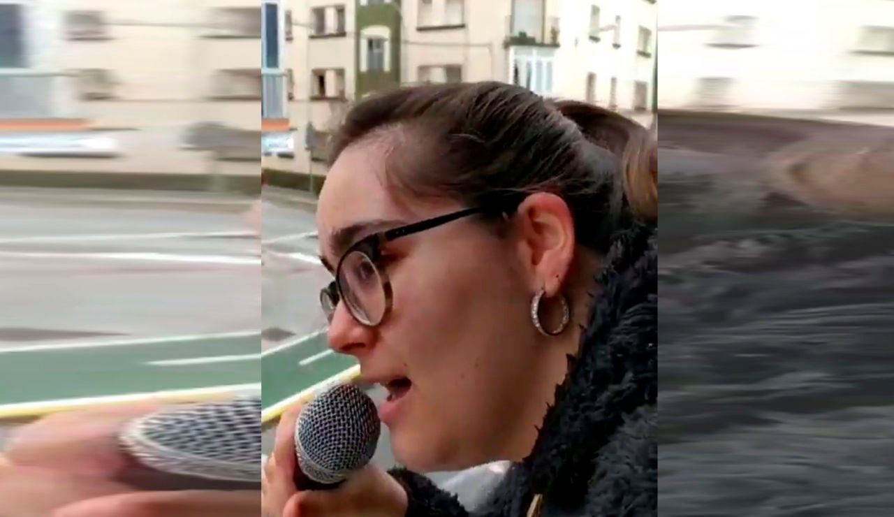 El homenaje desde el balcón de Esperanza Bonelo, talent de 'La Voz Kids', durante la cuarentena El homenaje desde el balcón de Esperanza Bonelo, talent de 'La Voz Kids', durante la cuarentena