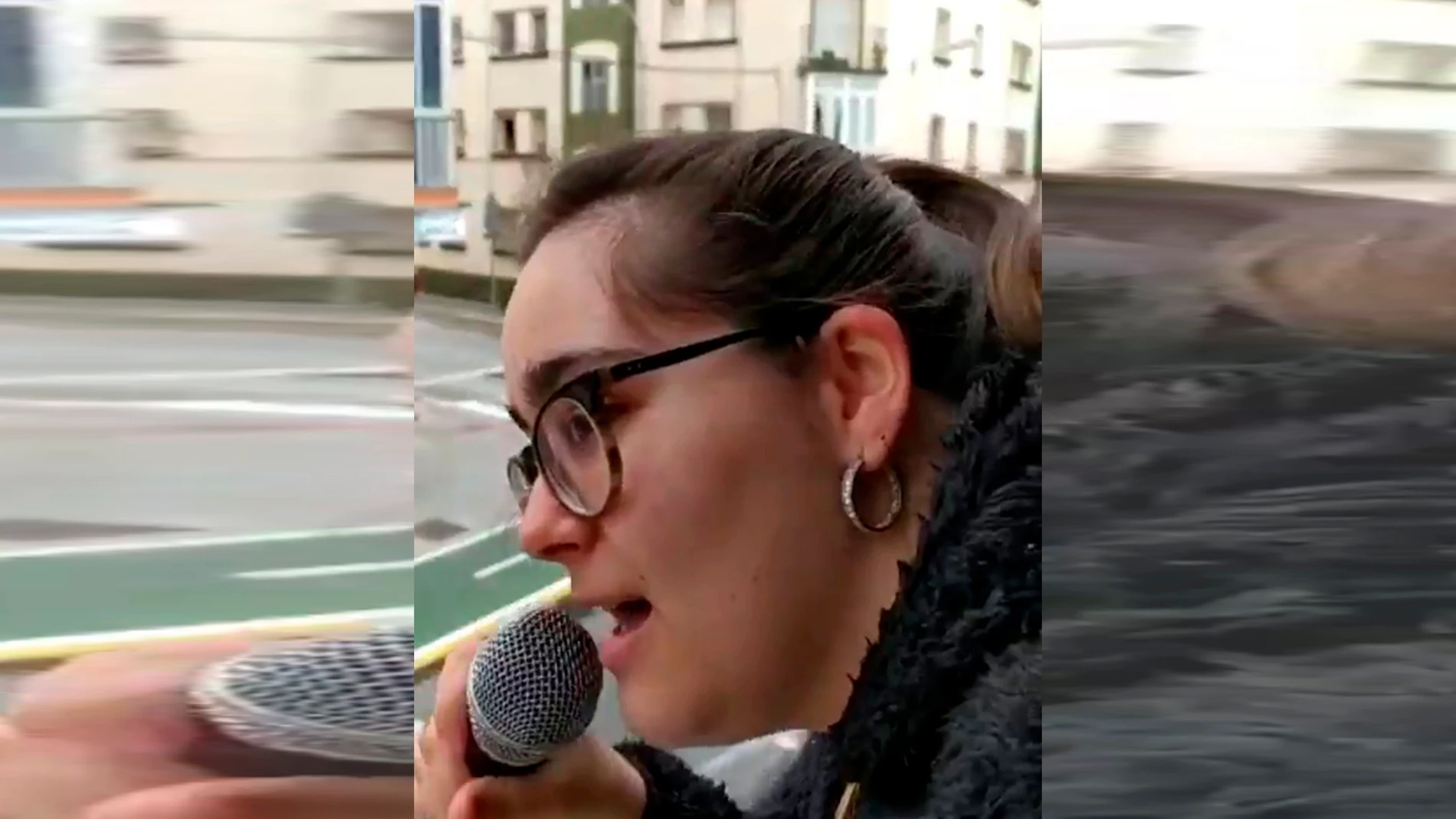 El homenaje desde el balcón de Esperanza Bonelo, talent de 'La Voz Kids', durante la cuarentena