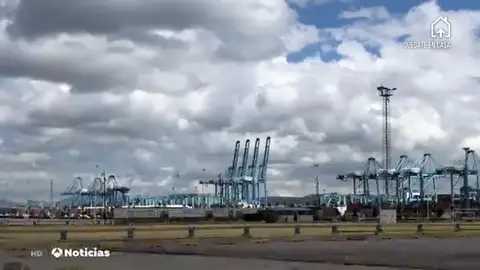Los estibadores de Algeciras paralizan durante un turno el puerto más importante de España para exigir un plus por el coronavirus Los estibadores de Algeciras paralizan durante un turno el puerto más importante de España para exigir un plus por el coronavirus