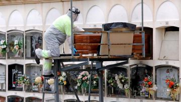  Un operario del cementerio de Santa Margarida de Montbui (Barcelona)