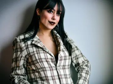 Mujer con flequillo Mujer con flequillo