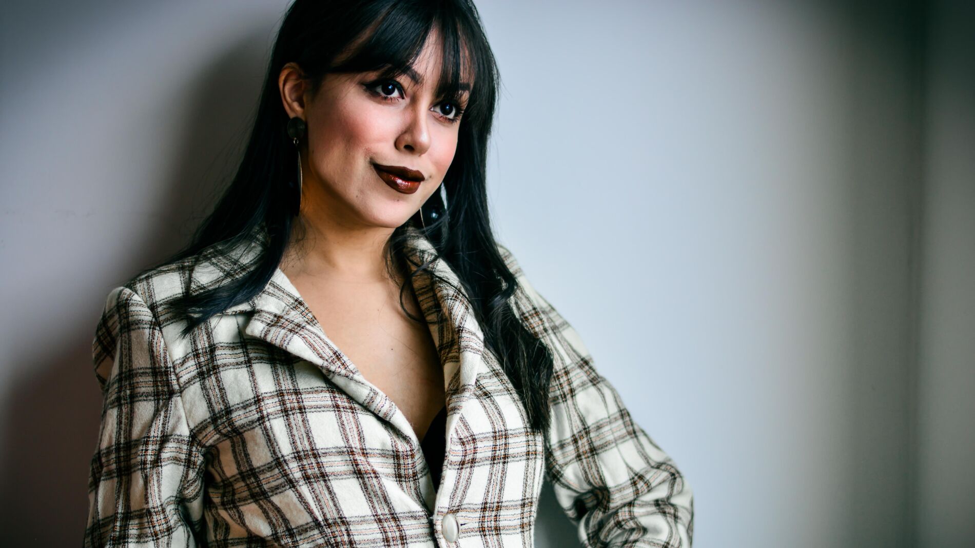 Mujer con flequillo