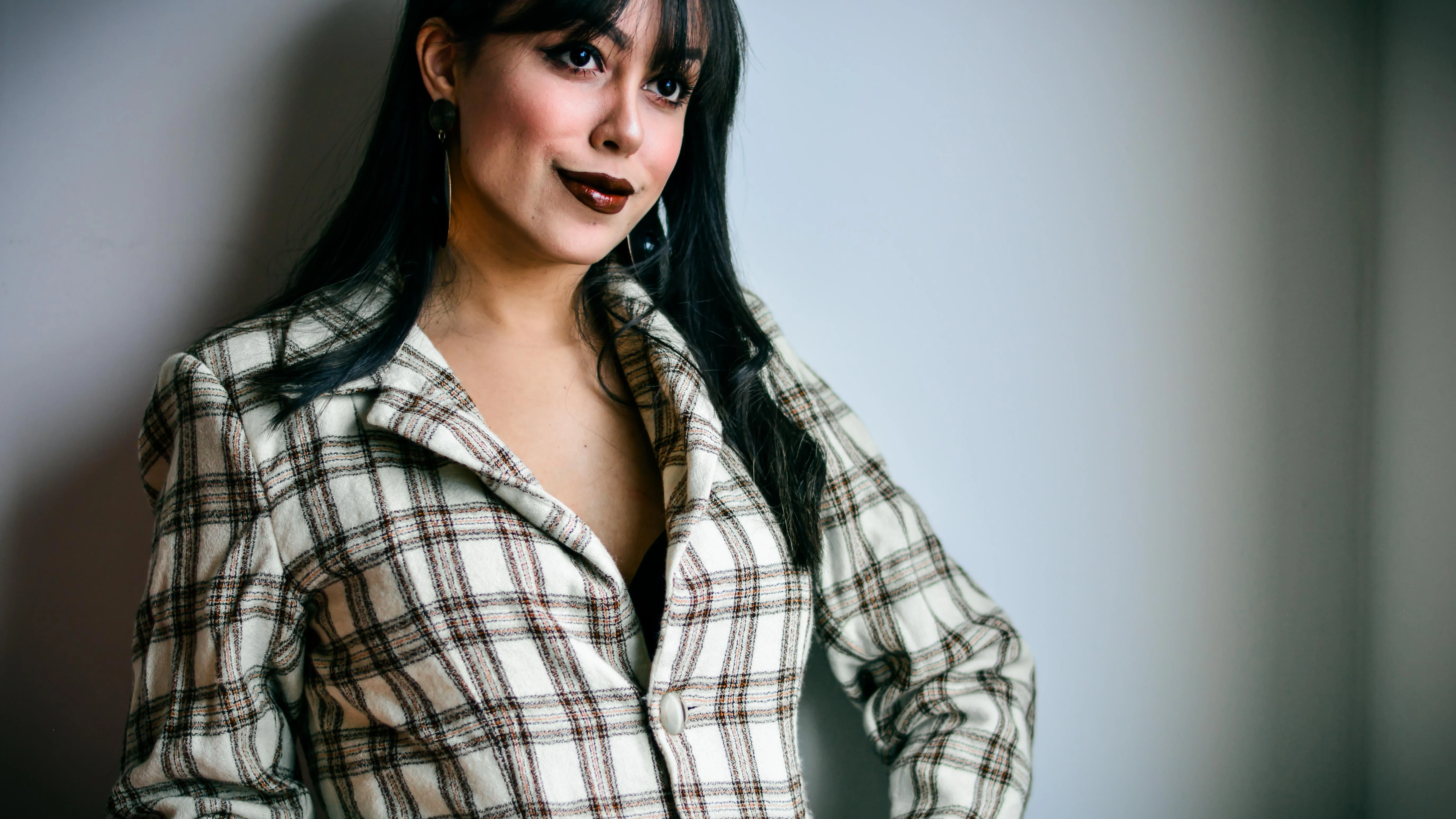 Mujer con flequillo Mujer con flequillo