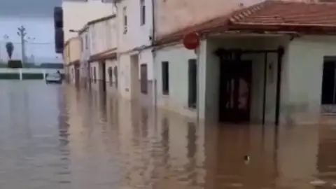 Una gran tromba de agua sorprende a los vecinos de Burriana confinados por coronavirus Una gran tromba de agua sorprende a los vecinos de Burriana confinados por coronavirus