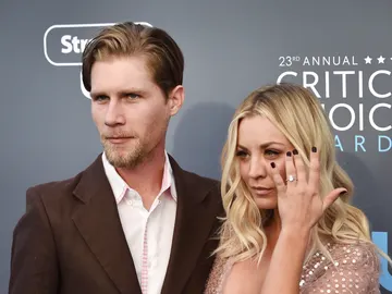 Kaley Cuoco y su marido, Karl Cook Kaley Cuoco y su marido, Karl Cook