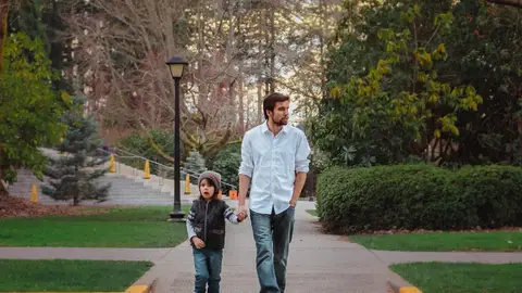 Horarios, normas y tiempo máximo de salida de los niños a la calle durante el confinamiento Un padre camina por la calle con su hijo