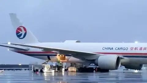 Aterriza un avión en Zaragoza con material sanitario Aterriza un avión en Zaragoza con material sanitario