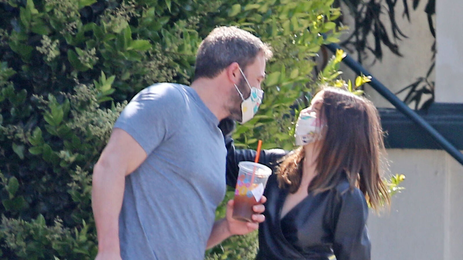 Así se dan amor Ben Affleck y Ana de Armas con las mascarillas puestas