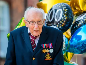 Despiden con honores al capitán Tom, el veterano que recaudó 38 millones de euros para la sanidad pública británica Despiden con honores al capitán Tom, el veterano que recaudó 38 millones de euros para la sanidad pública británica