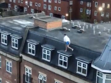 David Kinzo saltando entre las ventanas de un edificio