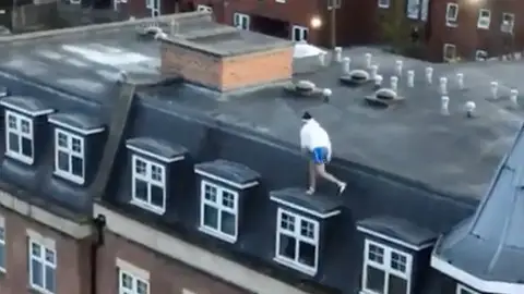 David Kinzo saltando entre las ventanas de un edificio David Kinzo saltando entre las ventanas de un edificio