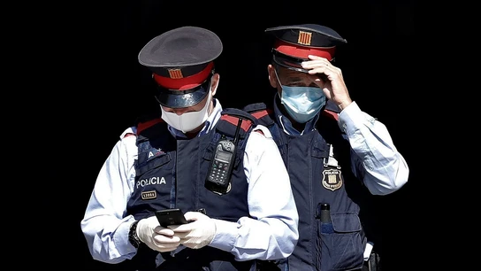 Dos mossos en una imagen de archivo Dos mossos en una imagen de archivo