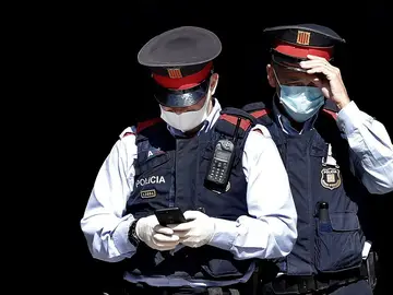Dos mossos en una imagen de archivo Dos mossos en una imagen de archivo