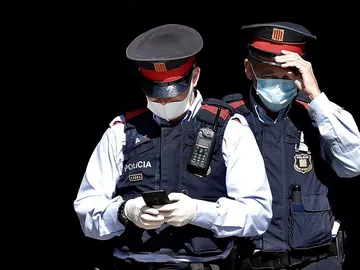 Dos mossos en una imagen de archivo Dos mossos en una imagen de archivo