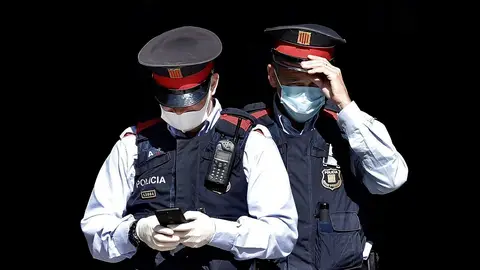 Dos mossos en una imagen de archivo Dos mossos en una imagen de archivo