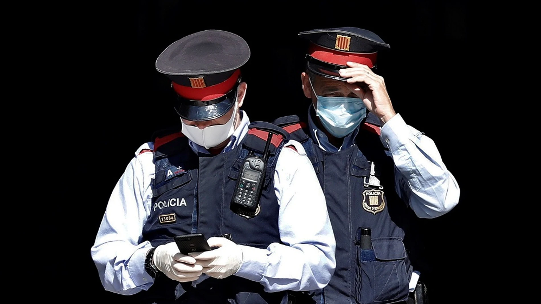 Dos mossos en una imagen de archivo Dos mossos en una imagen de archivo