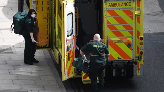 Imagen de una ambulancia con sanitarios en Reino Unido Imagen de una ambulancia con sanitarios en Reino Unido