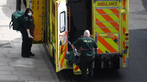 Imagen de una ambulancia con sanitarios en Reino Unido Imagen de una ambulancia con sanitarios en Reino Unido