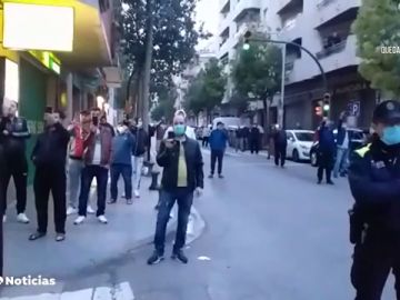Celebran un rezo musulmán en una calle de El Vendrell, Tarragona, pese al estado de alarma por coronavirus 