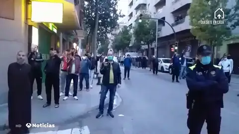 Celebran un rezo musulmán en una calle de El Vendrell, Tarragona, pese al estado de alarma por coronavirus Celebran un rezo musulmán en una calle de El Vendrell, Tarragona, pese al estado de alarma por coronavirus