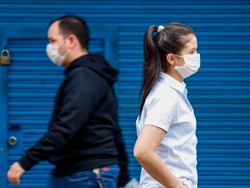 Ciudadanos pasean en Asunción (Paraguay) con mascarillas