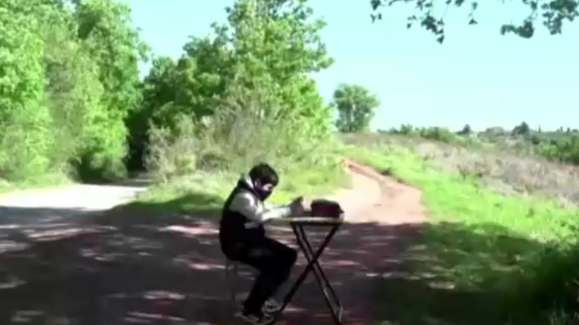 Un niño recorre varios kilómetros cada día para poder acceder a sus clases online Un niño recorre varios kilómetros cada día para poder acceder a sus clases online