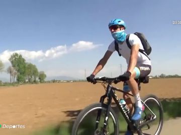 El ciclista Davide Martinelli recorre Italia repartiendo comida y medicina durante la crisis del coronavirus