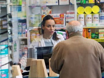 Un anciano acude a comprar a una farmacia