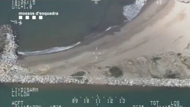 Los Mossos denuncian a tres personas que tomaban el sol en una playa de Sitges en pleno confinamiento por coronavirus