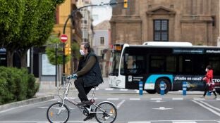 Imagen de una persona en una bicicleta en M&aacute;laga