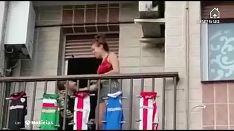 La bonita propuesta de matrimonio en Bizkaia en un coche patrulla en pleno confinamiento por coronavirus La bonita propuesta de matrimonio en Bizkaia en un coche patrulla en pleno confinamiento por coronavirus