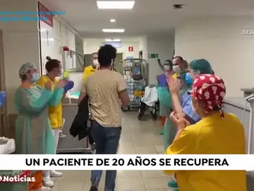 Aplausos para celebrar el alta del paciente más joven que ha pasado por la UCI en España por coronavirus Aplausos para celebrar el alta del paciente más joven que ha pasado por la UCI en España por coronavirus