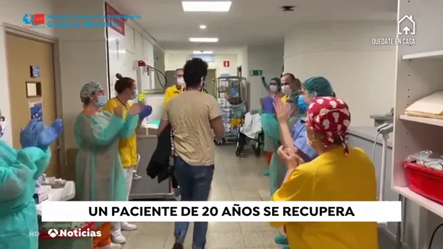 Aplausos para celebrar el alta del paciente más joven que ha pasado por la UCI en España por coronavirus Aplausos para celebrar el alta del paciente más joven que ha pasado por la UCI en España por coronavirus
