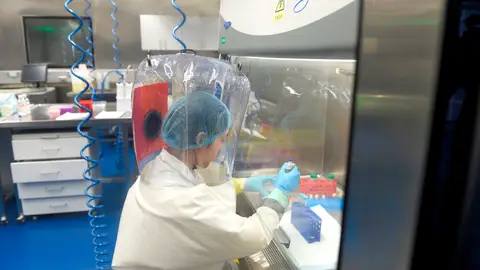Científicos en Wuhan, en plena crisis contra el coronavirus Científicos en Wuhan, en plena crisis contra el coronavirus