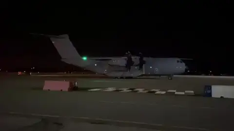 Un avión del Ejército del Aire regresa a España con 12 toneladas de material sanitario Un avión del Ejército del Aire regresa a España con 12 toneladas de material sanitario
