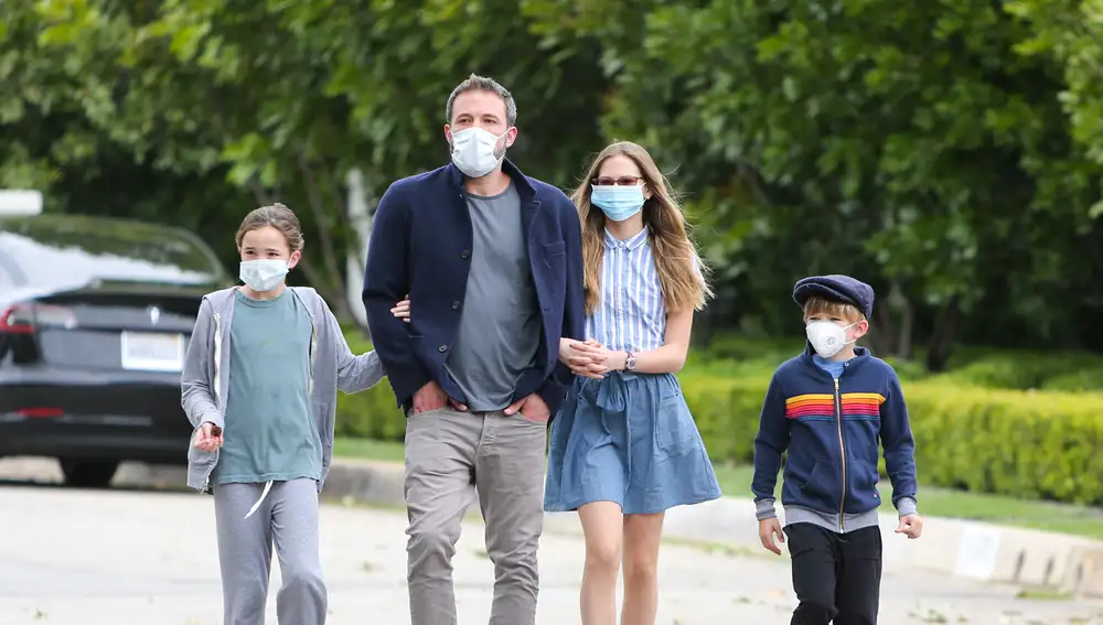 Ben Affleck paseando con sus hijos