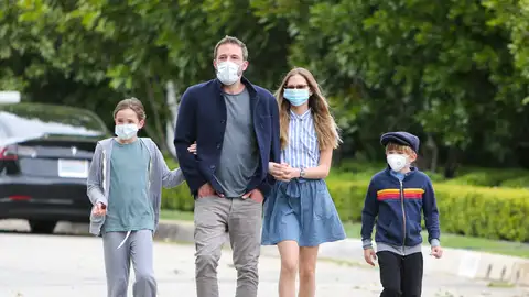 Ben Affleck paseando con sus hijos El actor, fotografiado junto a su familia por las calles de Los Ángeles