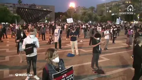 Miles de manifestantes en Israel protestan contra Netanyahu pero respetando la distancia recomendada por coronavirus Miles de manifestantes en Israel protestan contra Netanyahu pero respetando la distancia recomendada por coronavirus