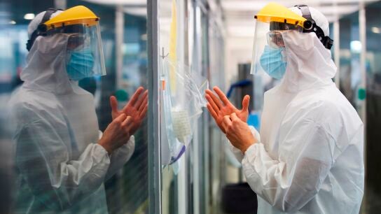 Un sanitario protegido con el Equipo de Protecci&oacute;n Individual (EPI) en un hospital