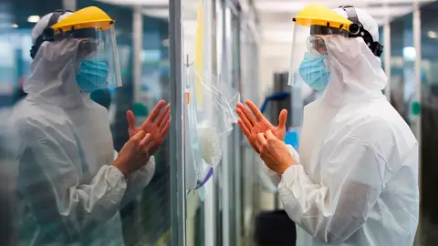 Un sanitario protegido con el Equipo de Protección Individual (EPI) en un hospital Un sanitario protegido con el Equipo de Protección Individual (EPI) en un hospital