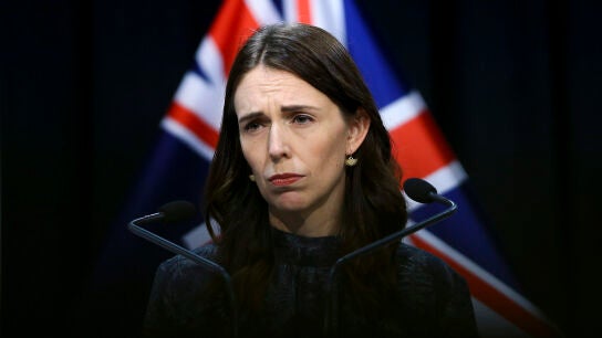 La primera ministra de Nueva Zelanda, Jacinda Ardern, atiende a los medios